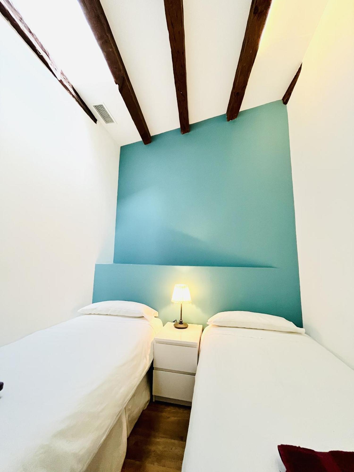 Dplace To Be - Amazing Apartments In Historic Center Madrid Room photo
